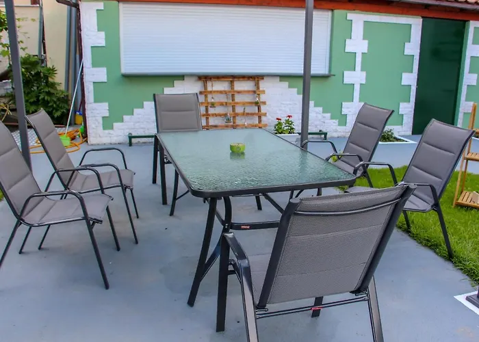 Lamprini's Deluxe 宾馆 *